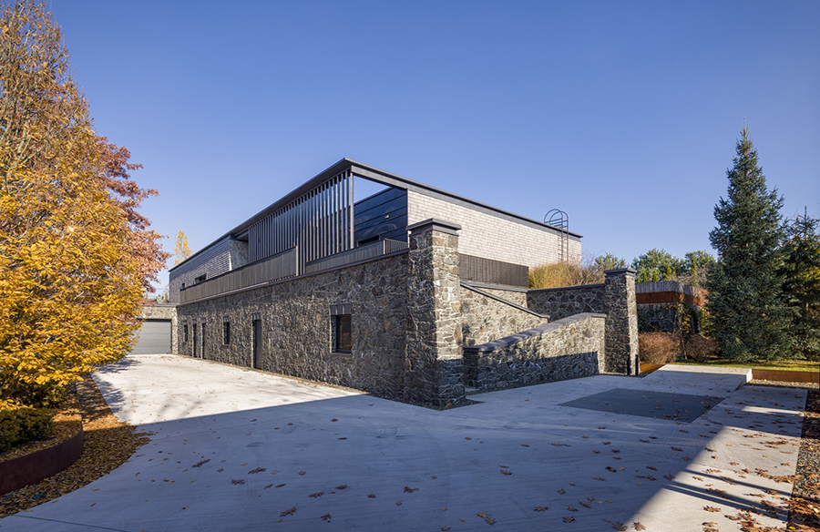 A Fusion of Art and Architecture: Residence in the Garden of Rocks by Palamarchuk Architects